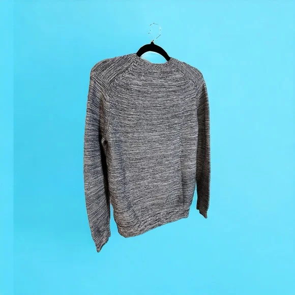 A Tommy Hilfiger crew neck sweater in gray and a size medium - Picture 7 of 7